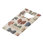 モノグラムパーソナライズされたレトロヴィンテージ弓パターン クレジットカード栓抜き (正面アングル)