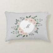 モノグラムパーソナライズされた枕フローラリース アクセントクッション (正面)