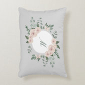 モノグラムパーソナライズされた枕フローラリース アクセントクッション (正面(垂直))