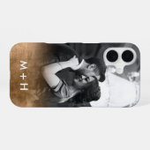 モノグラムパーソナライズされた金ゴールドグラデーション写真 iPhone 16ケース (裏面横)