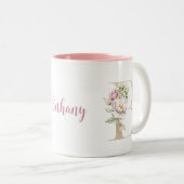 モノグラムパーソナライズされた金ゴールドレターBピンクフローラ ツートーンマグカップ (正面右)