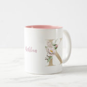 モノグラムパーソナライズされた金ゴールドレターKピンクフローラ ツートーンマグカップ (正面右)