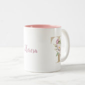 モノグラムパーソナライズされた金ゴールドレターTピンクフローラ ツートーンマグカップ (正面右)
