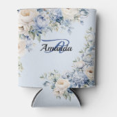 モノグラムパーティーほこりっぽいブルーウォーター色のアイボリー花 缶クーラー (正面)