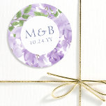 モノグラムパープルウォーター色ウィステリア結婚フローラ ラウンドシール<br><div class="desc">モノグラムパープル水彩フローラ結婚式用シールエレガントは、水彩の藤の花を柔らかいラベンダーに、紫の花を咲かせ葉て、白い背景に緑のを付けて、その下にモノグラムと日付を付け結婚たフジ。Evco Studio www.zazzle.com/store/evcostudioによるユーザー向け設計</div>