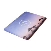 モノグラムパープルグラデーションサンセットカリフォルニアビーチはっきりした バスマット (アングル)