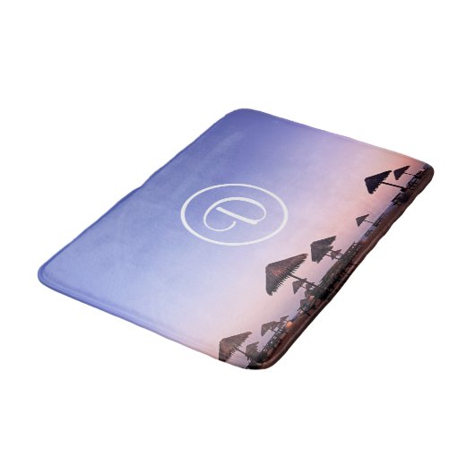 モノグラムパープルグラデーションサンセットカリフォルニアビーチはっきりした バスマット (アングル)