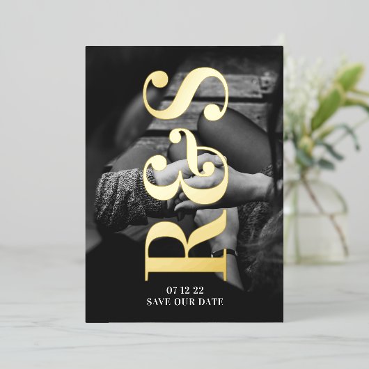 モノグラムパープル秋日付の保存 箔招待状 (立ち正面)