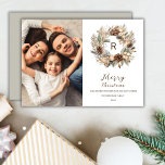 モノグラムピネコーンウィンターリースクリスマスフォト シーズンカード<br><div class="desc">私たち祝のモノグラムピネコン冬リースクリスマスカードのテンプレートでシーズン。このカードはスタイリッシュ、自然リースとカスタマイズ可能なモノグラムを特徴とし、ボヘミアンの魅力とフェスティバルのエレガンスを融合させる。休日の挨拶に個人touchを追加するのに最適。</div>