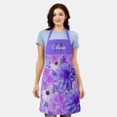 モノグラムピンクと紫のフローラ エプロン (着用した状態)