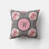 モノグラムピンクのバラ灰色の背景 クッション (裏面)