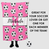 モノグラムピンクイニシャルサッカーボールパターン フリースブランケット