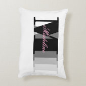 モノグラムピンクスクリプトタイポグラフィ名ピロー アクセントクッション (裏面(縦))