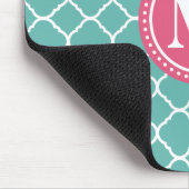 モノグラムピンクティール（緑がかった色）ブルークローバーパターン マウスパッド (コーナー)