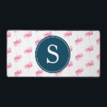 モノグラムピンクフラミンゴかわいい デスクマット<br><div class="desc">水色のピンクのフラミンゴのパターンお洒落と、ネイビーブルーの背景の上に白い可愛いモノグラムやビジネスロゴの選択を特徴とする、カスタマイズ可能なデスクマットでワークスペースを明るくする。実用スタイリッシュ的にも、自宅や学校、オフィスでのデスクデッキに最適。あなたは小さなオフィスデコアイディア、おもしろいデスク装飾アイディア、またはユニーク新学期用品をブラウズしても、このマットは任意のセットアップに陽気で熱帯の雰囲気を追加する。ピンクのフラミンゴのオフィスの装飾やデスクのアクセサリーを愛する人のためのパーソナライズされた必需品。カスタマイズ可能なデスクマットとコーディネートの詳細については、www.zazzle.com/dotellabelleを参照。オリジナルのアートワークとデザインbyビクトリア・グリガルーナス。</div>