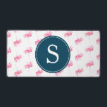 モノグラムピンクフラミンゴかわいい デスクマット<br><div class="desc">水色のピンクのフラミンゴのパターンお洒落と、ネイビーブルーの背景の上に白い可愛いモノグラムやビジネスロゴの選択を特徴とする、カスタマイズ可能なデスクマットでワークスペースを明るくする。実用スタイリッシュ的にも、自宅や学校、オフィスでのデスクデッキに最適。あなたは小さなオフィスデコアイディア、おもしろいデスク装飾アイディア、またはユニーク新学期用品をブラウズしても、このマットは任意のセットアップに陽気で熱帯の雰囲気を追加する。ピンクのフラミンゴのオフィスの装飾やデスクのアクセサリーを愛する人のためのパーソナライズされた必需品。カスタマイズ可能なデスクマットとコーディネートの詳細については、www.zazzle.com/dotellabelleを参照。オリジナルのアートワークとデザインbyビクトリア・グリガルーナス。</div>