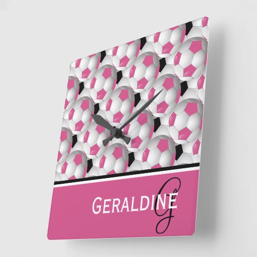 モノグラムピンクブラックサッカーボールパターン スクエア壁時計 (傾斜)