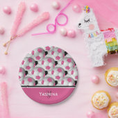 モノグラムピンクブラックサッカーボールパターン ペーパープレート (パーティー)