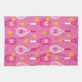 モノグラムピンク&ホワイトテニスラケットパターン付き キッチンタオル (横)