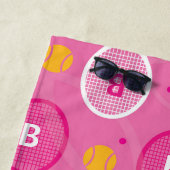 モノグラムピンク&ホワイトテニスラケットパターン付き ビーチタオル (インサイチュ)