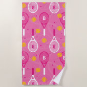 モノグラムピンク&ホワイトテニスラケットパターン付き ビーチタオル (正面)