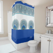 モノグラムピーコックティール（緑がかった色）ブルーアンドホワイトモノグラム シャワーカーテン (インサイチュ)