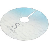 モノグラムファミリーホワイトブルーパターンクリスマス ブラッシュドポリエステルツリースカート (アングル)