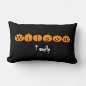 モノグラムファミリー名のカボチャカスタムハロウィーン ランバークッション (正面)