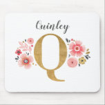 モノグラムフェミニンイニシャルピンク金ゴールド文字Q マウスパッド<br><div class="desc">ピンクの花とフェミニン金ゴールドモノグラムの文字を使用した美しいピンクのフローラマウスパッドQ.モノグラムの下に自分の名前を追加しフェイク、マウスパッドをパーソナライズする。友人や花嫁おもしろいの贈り物を作る。Blackberry Boulevardによって設計。</div>