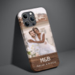 モノグラムフォトカップルの木パーソナライズされたの名前 Case-Mate iPhone 14 PLUSケース<br><div class="desc">モノグラムフォトカップルパーソナライズされたウッド名頭が切れる電話iPhoneケースあなたの写真はお気に入りの、あなたの名前と木製のアクセントにモノグラムパーソナライズされたを備えている。誕生日、クリスマス、バレンタインデー、記念日など、夫やボーイフレンドへの贈り物として最適。©Evco Studio www.zazzle.com/store/evcostudioによる設計</div>