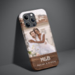 モノグラムフォトカップルの木パーソナライズされたの名前 Case-Mate iPhone 14ケース<br><div class="desc">モノグラムフォトカップルパーソナライズされたウッド名iPhoneケースあなたの写真はお気に入りのあなたの名前と木のアクセントにモノグラムをパーソナライズされた付けて機能する。誕生日、クリスマス、バレンタインデー、記念日など、夫やボーイフレンドへの贈り物として最適。©Evco Studio www.zazzle.com/store/evcostudioによる設計</div>