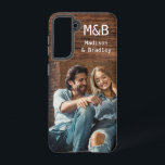 モノグラムフォトカップルの木パーソナライズされたの名前 SAMSUNG GALAXY S21ケース<br><div class="desc">モノグラムフォトカップルパーソナライズされたウッド名サムスンギャラクシーケースは、あなたの名前と木製のアクセントにモノグラムを付けお気に入りのてパーソナライズされた、あなたの写真を特徴としている。誕生日、クリスマス、バレンタインデー、記念日など、夫やボーイフレンドへの贈り物として最適。©Evco Studio www.zazzle.com/store/evcostudioによる設計</div>