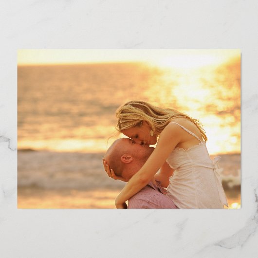 モノグラムフォーマルフォトウェディング日付金ゴールドの保存 箔招待状 (裏面)