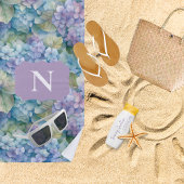 モノグラムフローラアジサイパーソナライズされたパープル ビーチタオル