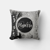 モノグラムブラックとシルバージプシーのスカーフ クッション (正面)