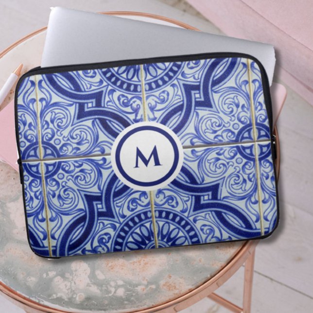 モノグラムブルー+白地中海のタイル模様 ラップトップスリーブ (An elegant blue and white monogram laptop case to freshen up your day!)