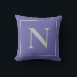 モノグラムペリウィンクルブルーミニマル装飾用クッション クッション<br><div class="desc">すべての青い色合いの中で最も幸せで暖かいリビングルームを飾る – periwinkle blue.このモノグラムのペリウィンクルブルーミニマル素晴らしリストの装飾用クッションはあなたの部屋の隅で見える。</div>