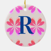 モノグラムホットピンクオレンジレトロパターン セラミックオーナメント (裏面)