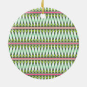 モノグラムホットピンクグリーンアステカアンドエストライバルジグザグザグ セラミックオーナメント (裏面)