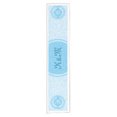 モノグラムホワイト&ブルーペイズリー&リース ショートテーブルランナー (正面)