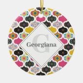 モノグラムマクシマリストレインボードットマンダラスパッチワーク セラミックオーナメント (正面)