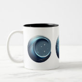 モノグラムマグ – 文字C ツートーンマグカップ (左)