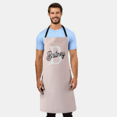 モノグラムモダンとネームPastelピンク エプロン (着用した状態)