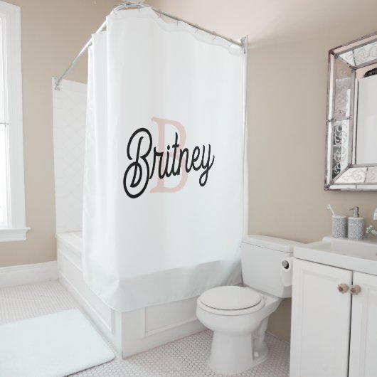 モノグラムモダンとネームPastelピンク シャワーカーテン (インサイチュ)