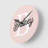 モノグラムモダンとネームPastelピンク ラウンド壁時計 (傾斜)