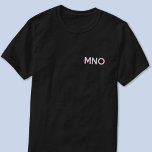モノグラムモダンイニシャルドロップシャドウクレスト Tシャツ<br><div class="desc">ミニマモダンリストのモノグラムイニシャルドロップシャドウcrestデザインは、パーソナライズに変更することができる。白いタイポグラフィとブルゴーニュのドロップシャドウ。</div>
