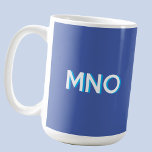 モノグラムモダンイニシャルドロップシャドウブルー コーヒーマグカップ<br><div class="desc">ミニマモダンリストのモノグラムイニシャルデザインは、パーソナライズに変更することができる。深いの青い背景に白のターコイズ3D効果ドロップシャドウ。</div>