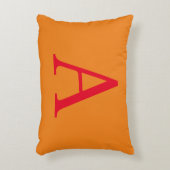 モノグラムモダンイニシャルレタートレンディーオレンジレッド アクセントクッション (正面(垂直))