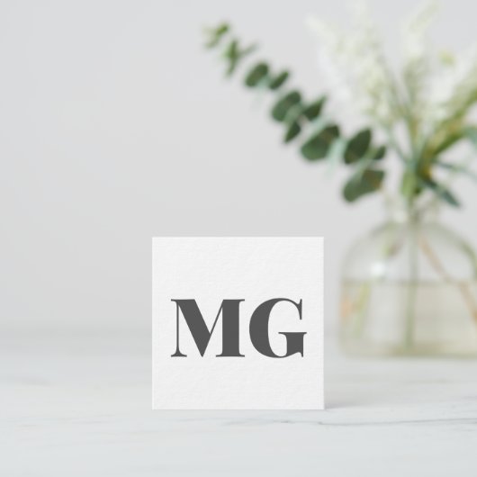 モノグラムモダンタイポグラフィダークグレー スクエア名刺 (スタンド正面)