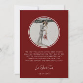 モノグラムモダンダークレッド2フォト結婚ズ サンキューカード (裏面)